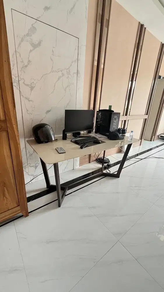 Meja makan bekas baru