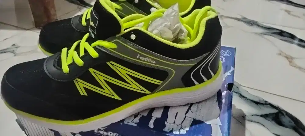 Sepatu olahraga wanita Loggo