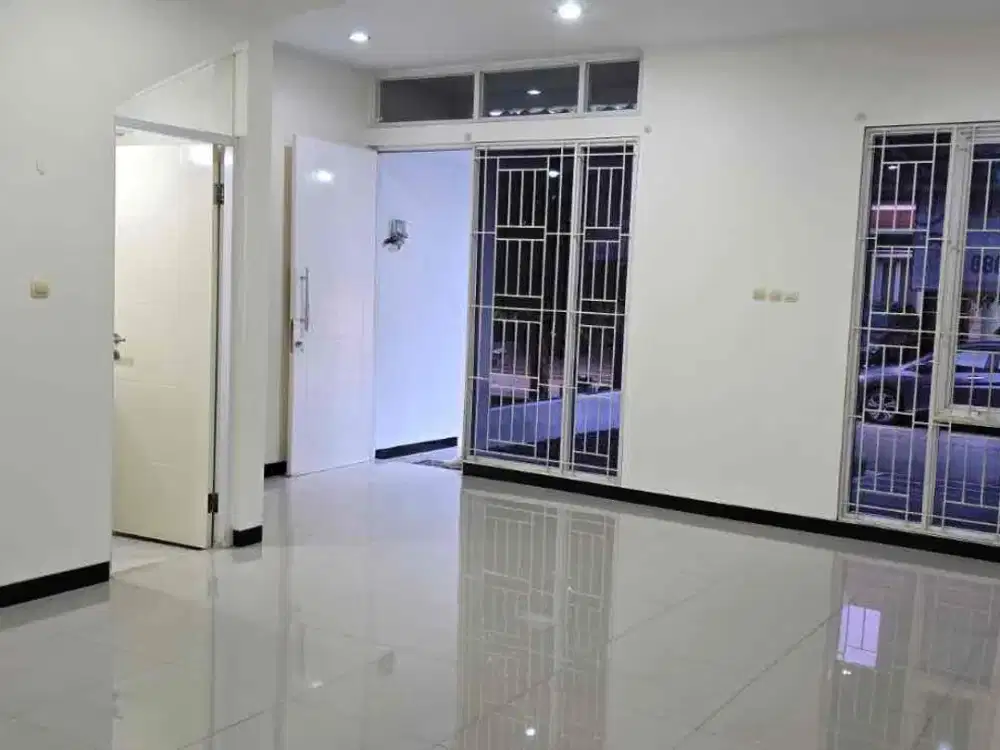 For sale/rent

Rumah TKI 5 
PINEWOOD
Lt 102
Lb 132
Kt 1+3
Km 2+1
Listrik 2200
Subsible
Hrg sewa 57.5 / th
Hrg jual 1.75M
Shm ff