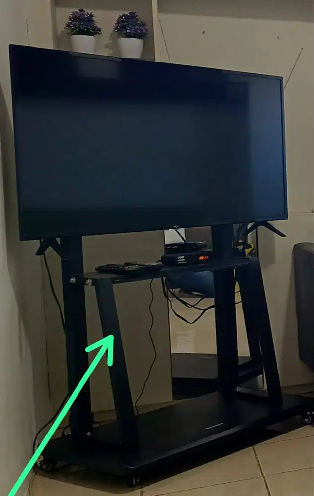Kursi direktur dan rak tv