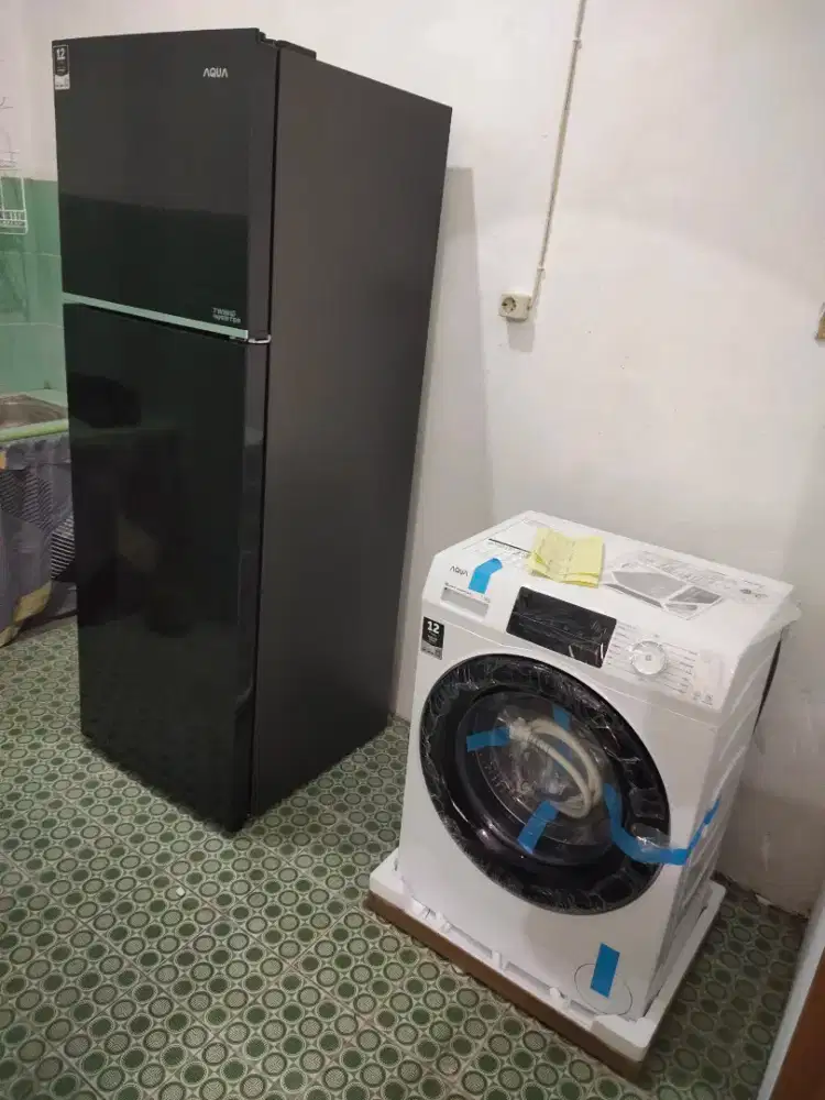 Kulkas merek AQUA dua pintu