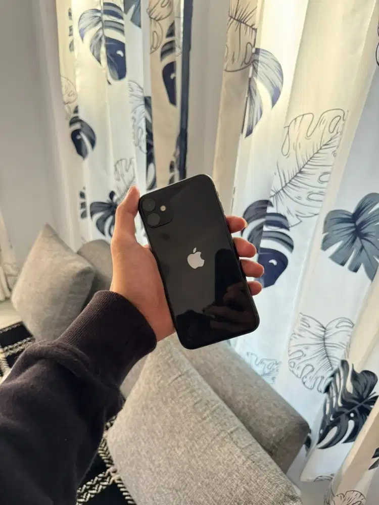 Iphone 11 black,red 128