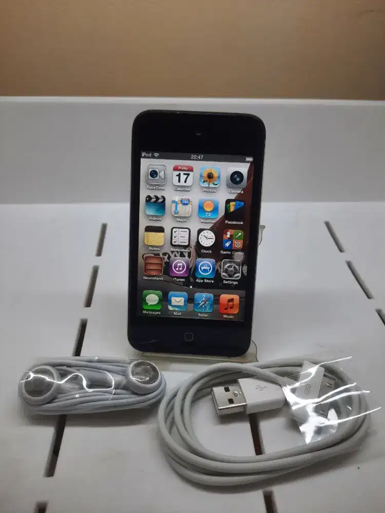 IPOD Touch 4 Gen 32GB Black (Mint Condition) + Earphone iPhone 4
