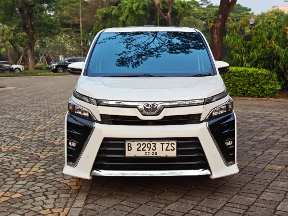 TOYOTA VOXY 2.0 AT 2018 PUTIH