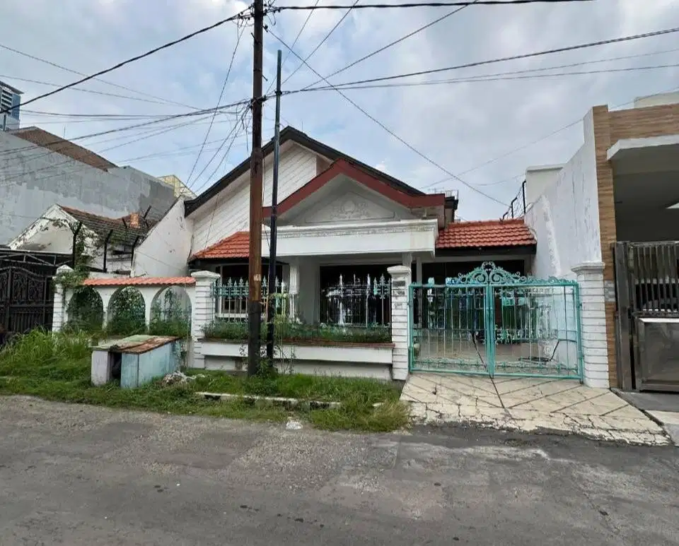 DIJUAL RUMAH KOKOH DI DHARMAHUSADA INDAH TENGAH DEKAT GALAXY MALL