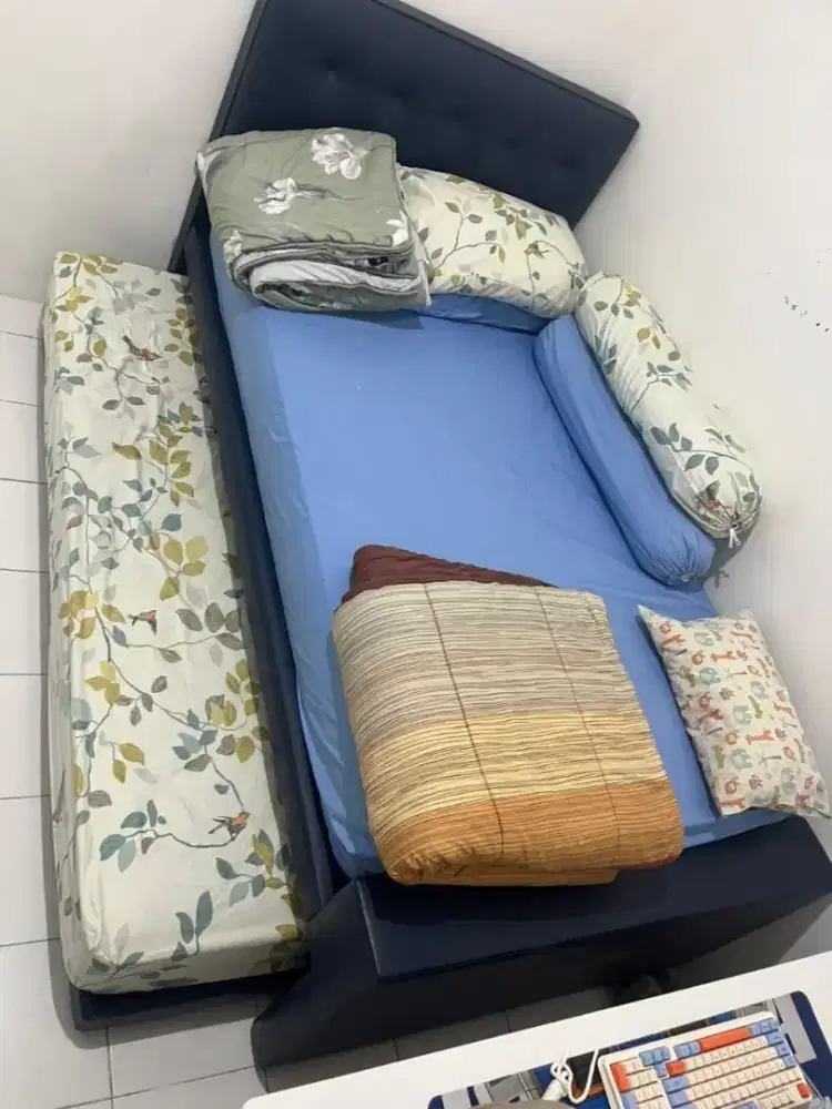 Tempat tidur tingkat Merk Romance