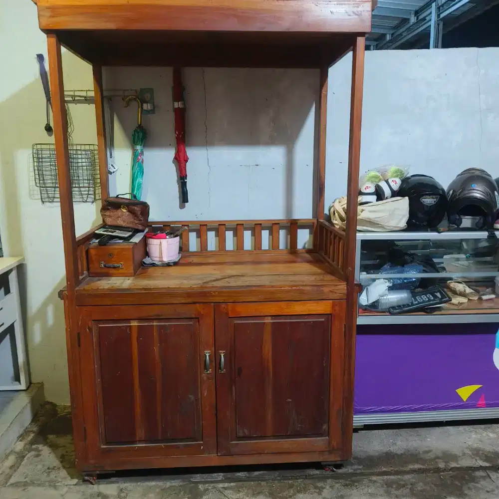 Gerobak jualan es atau angkringan juga bisa