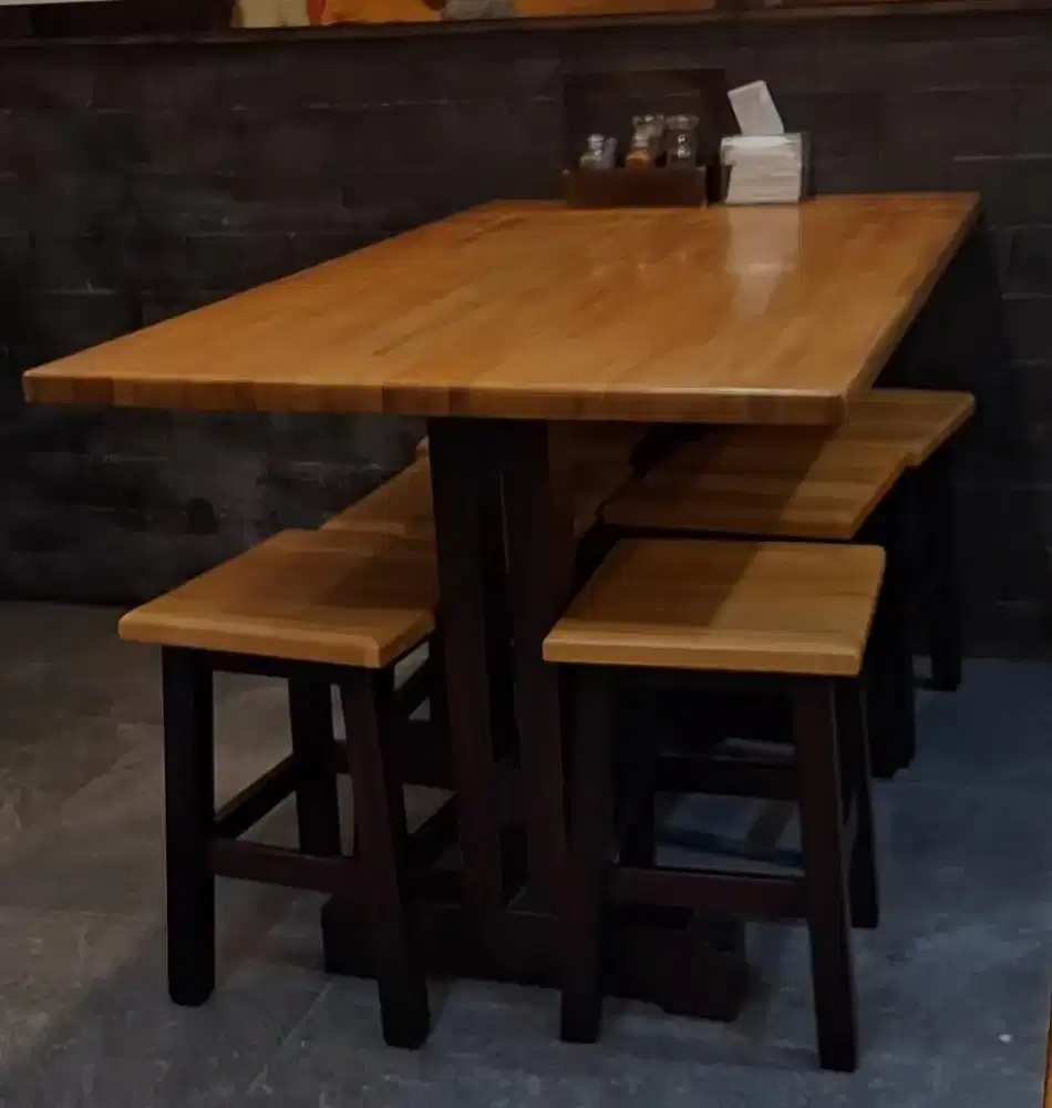 Set meja kayu dan 4 kursi kayu.