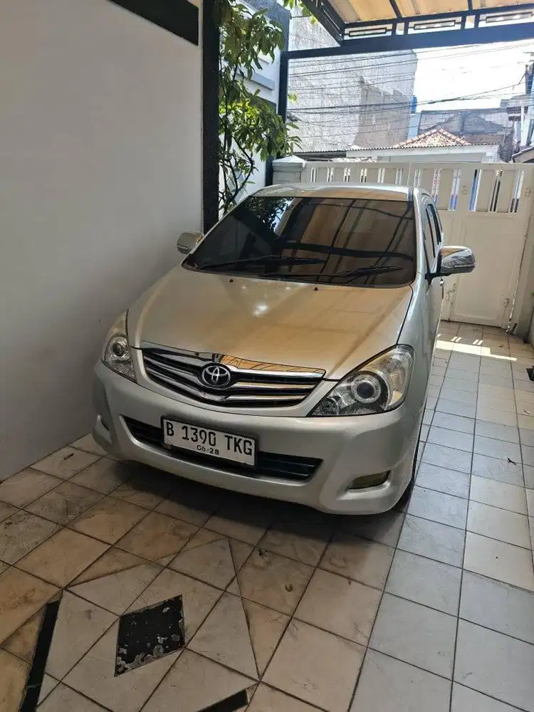 (Tdp 20jt) Toyota Kijang Innova 2.0 V Luxury AT 2010 Silver Bensin