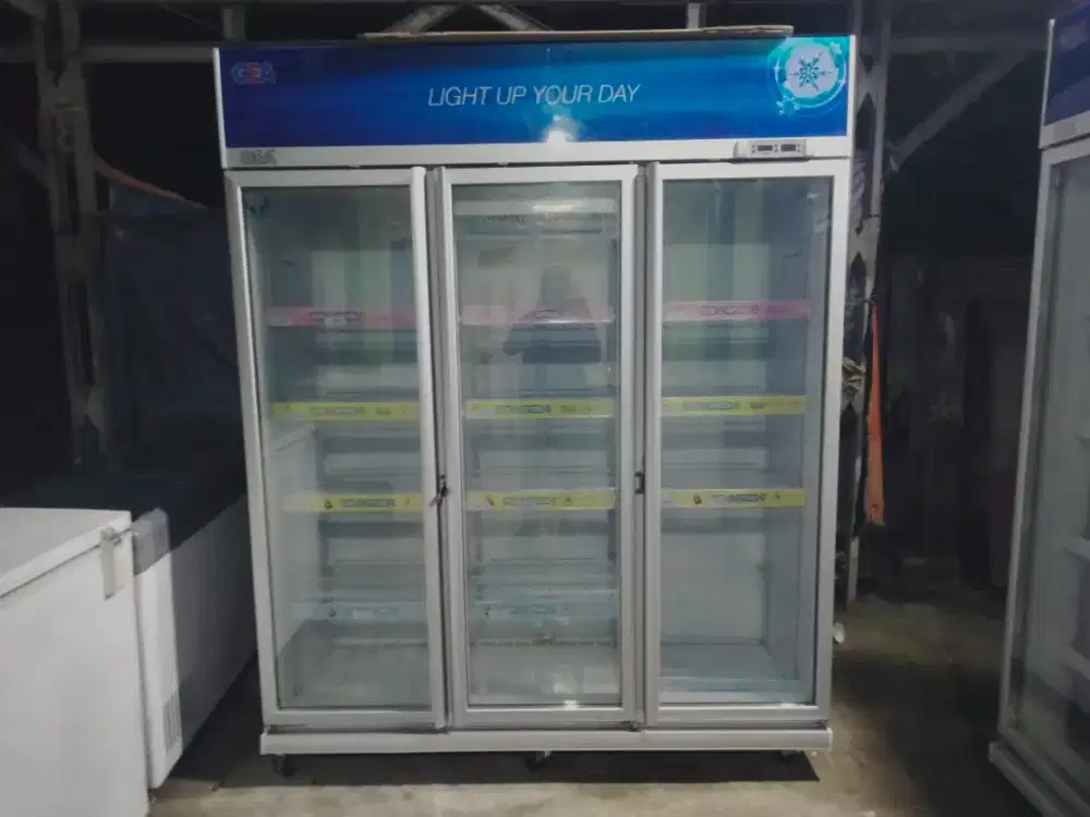 SHOWCASE GEA LIGHT UP 3 PINTU