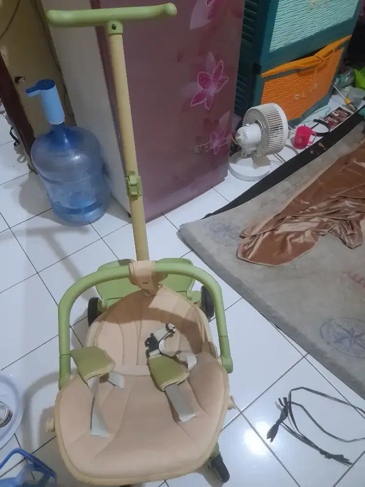 Stroler bayi warna ijo