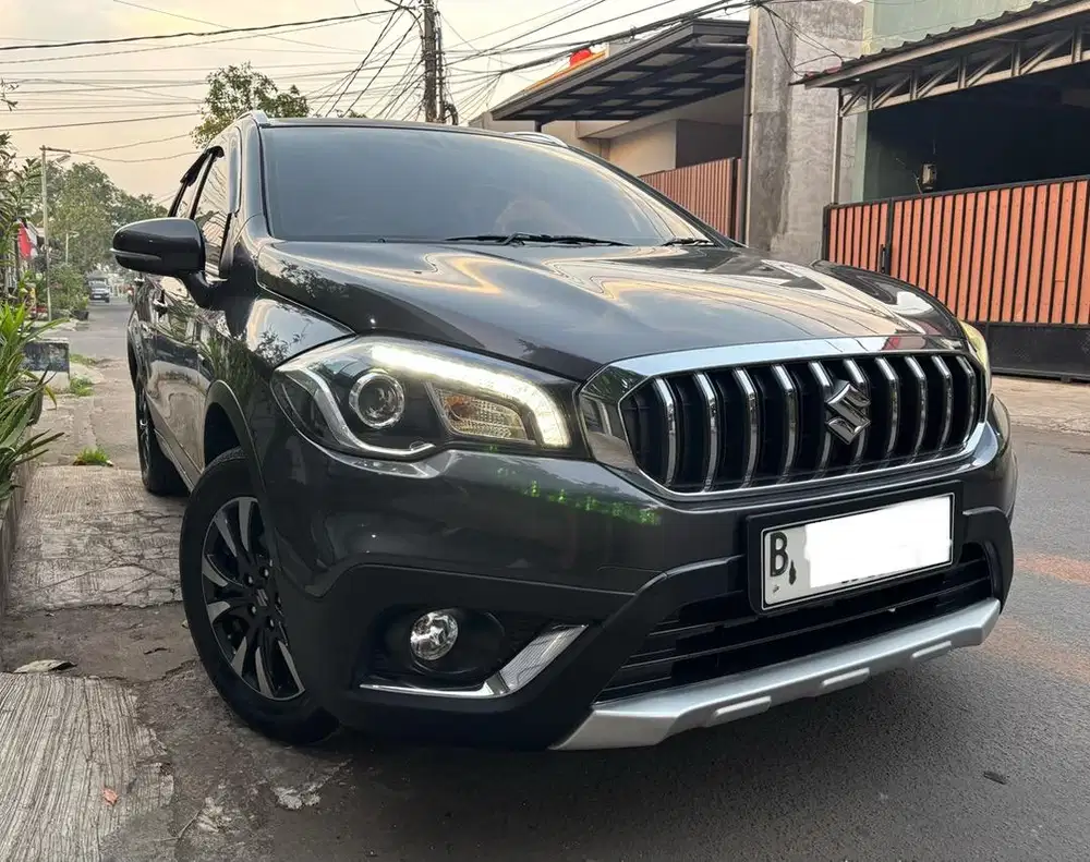 Suzuki SX4 Scross AT 2018 Facelift Abu Metalik Istimewa Low Kilometer