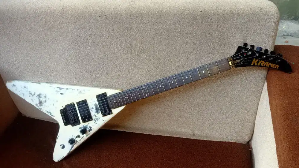 Gitar listrik Kramer flying V