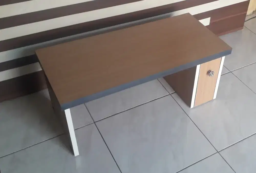 Meja laptop lesehan. Meja lesehan