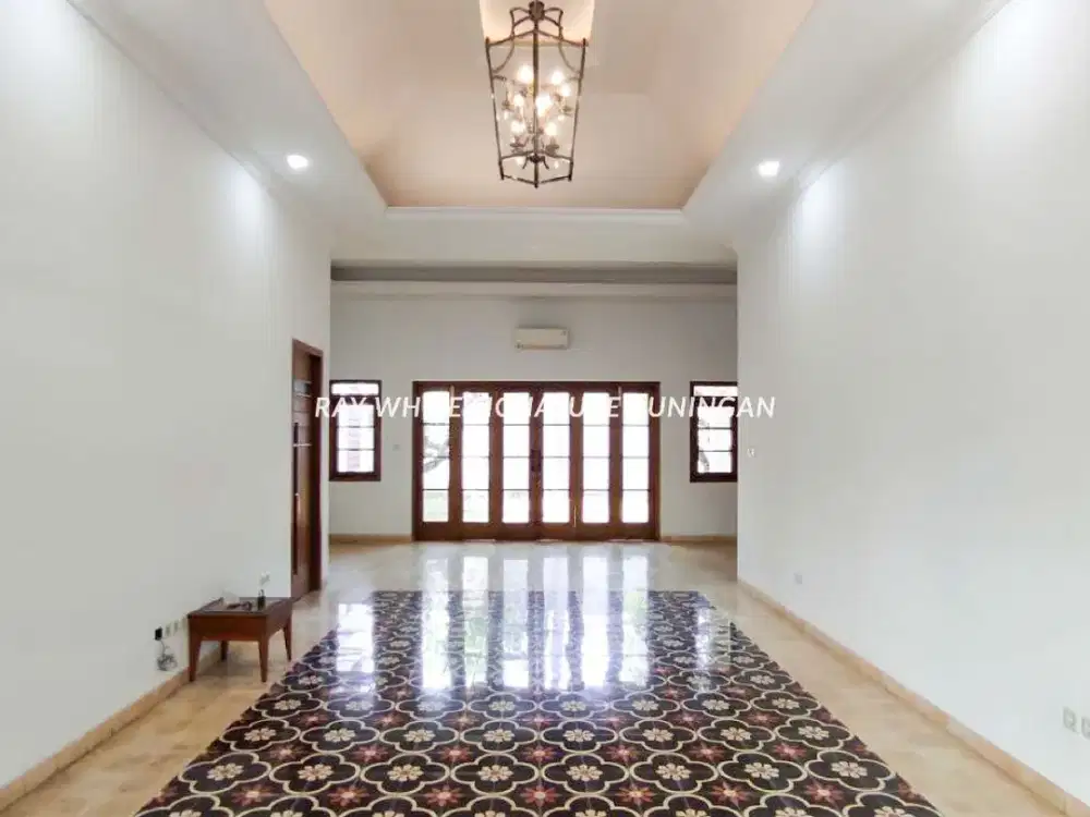Rumah Lama dengan Pencahayaan Alami di Lokasi Premium Wijaya, Jakarta Selatan