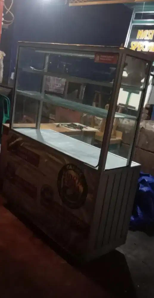 Etalase untuk jual makanan
