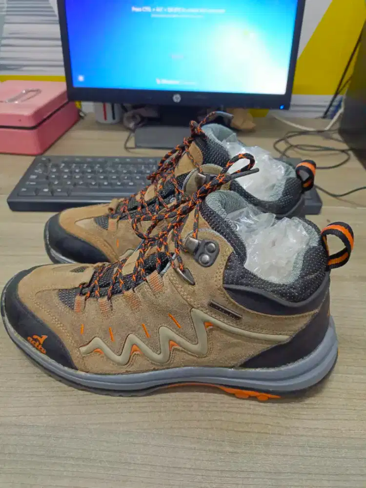 Sepatu outdoor activ size 43