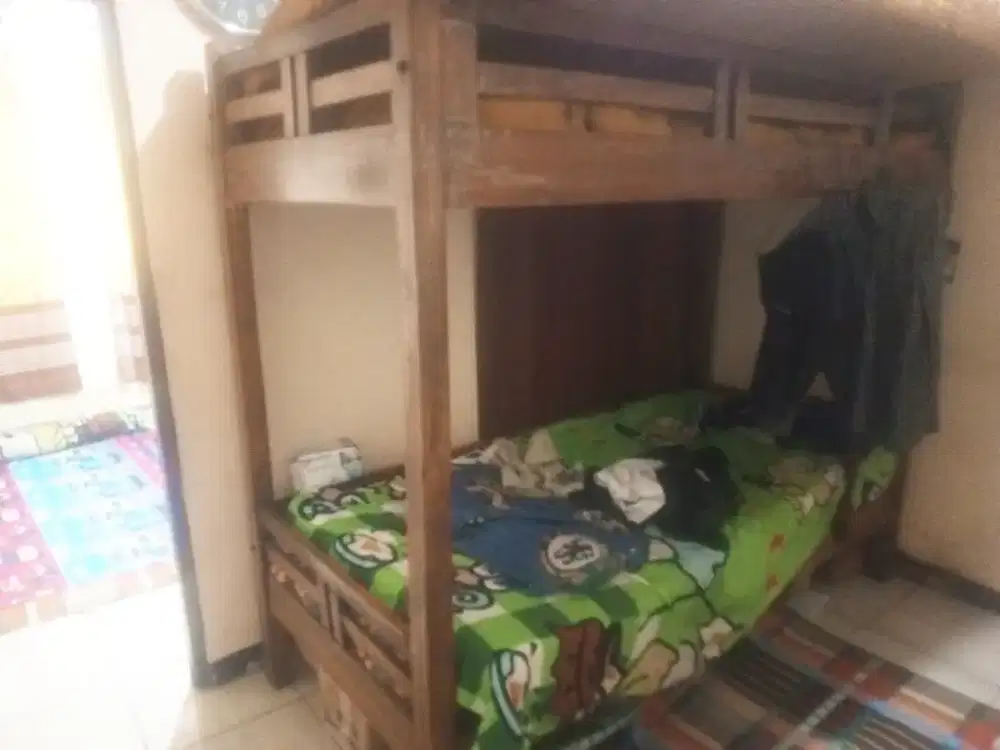 Tempat tidur tingkat bekas
