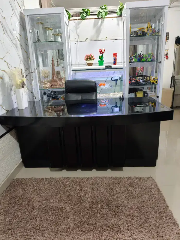 Satu set meja kantor