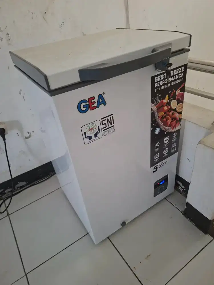 Chest Freezer GEA 100L Digital Thermometer - Kondisi Dingin Normal