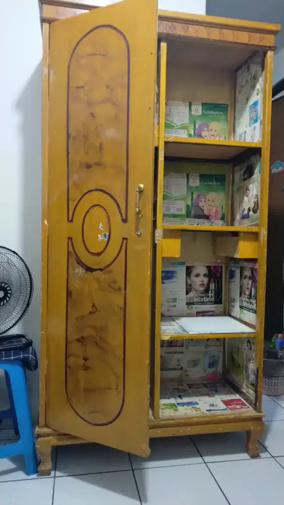 Lemari kayu bekas
