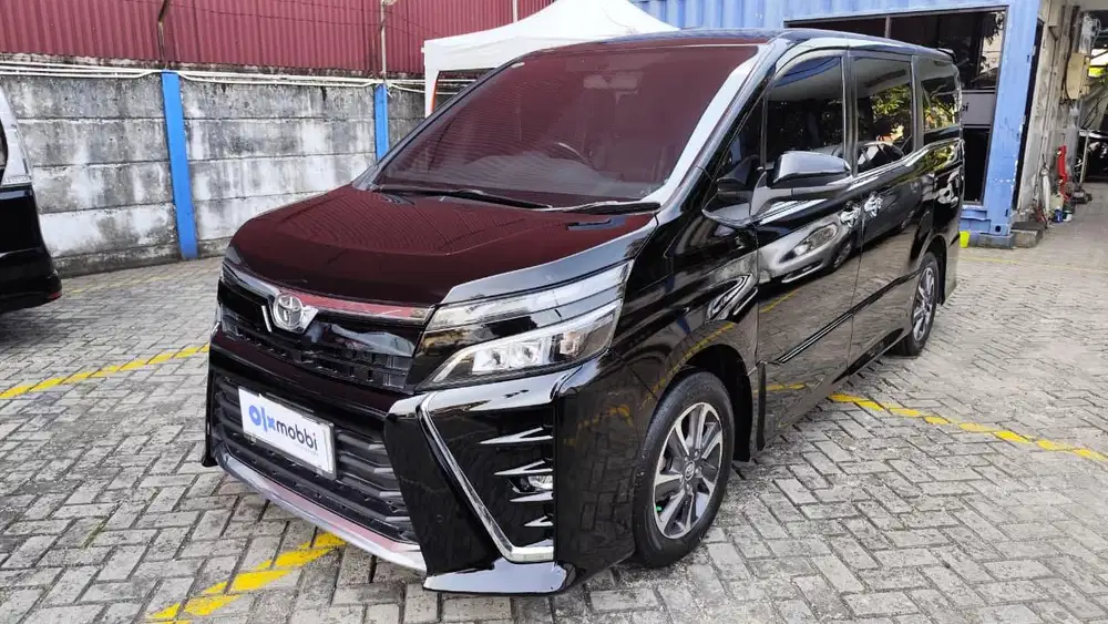 TDP 1 JUTA Toyota Voxy 2.0 Bensin-AT 2017 Hitam CUFOB