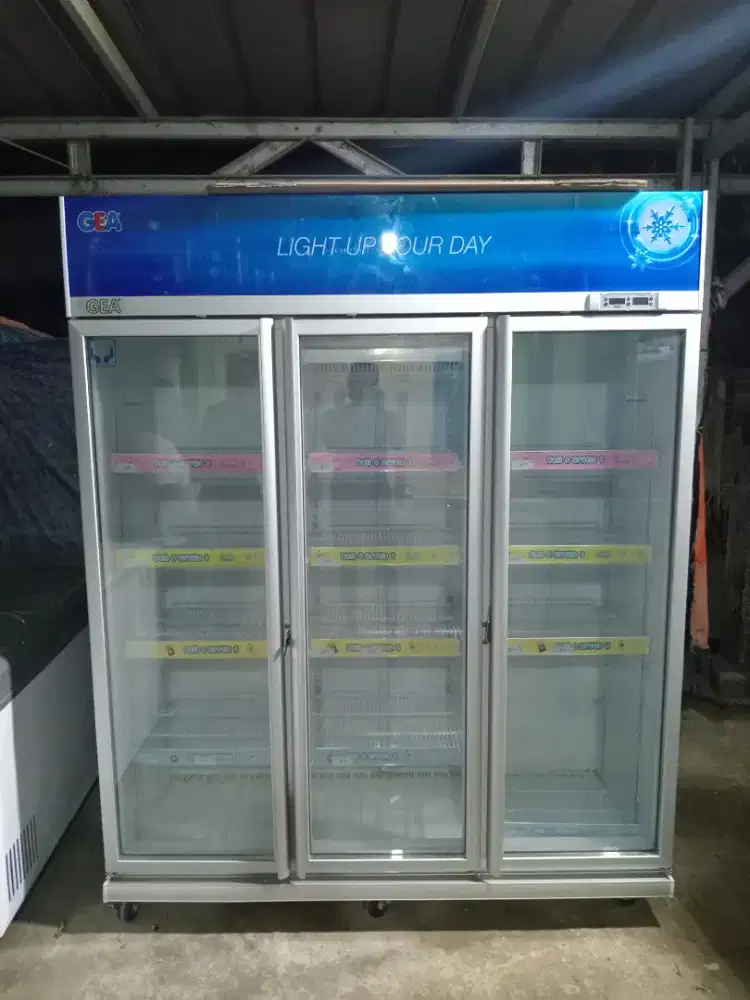 Jual showcase 3 pintu GEA LEGHT UP kondisi normal siap pakai