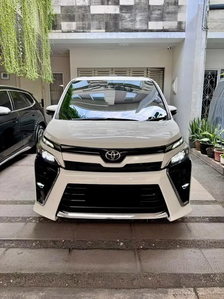BU CASH! TOYOTA VOXY 2019 SUPER LOW KM 60RB