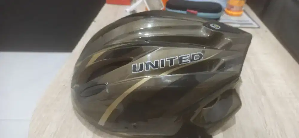 Helm  sepeda united