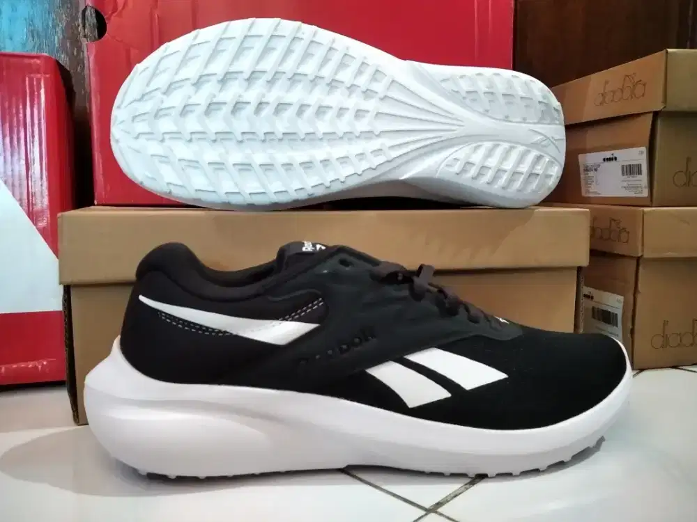 Sepatu hitam Reebok run size 42 murah