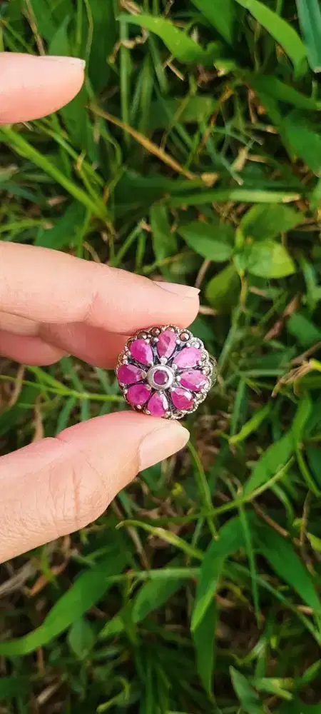 Cincin Perak Ruby Motif Bunga dengan Berlian Hitam | 9,3 Gram | Size 9
