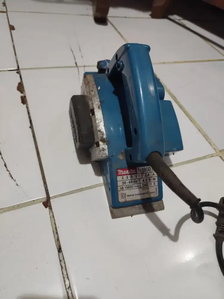mesin serut kayu makita N1900B