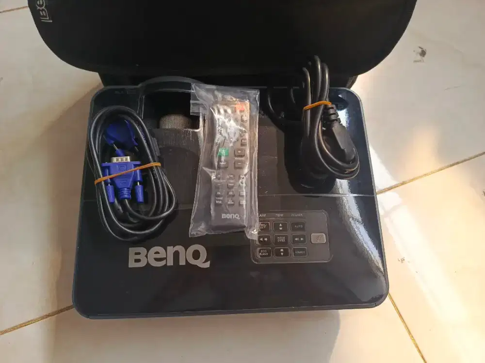 Iklan Proyektor Benq MP777 Tas