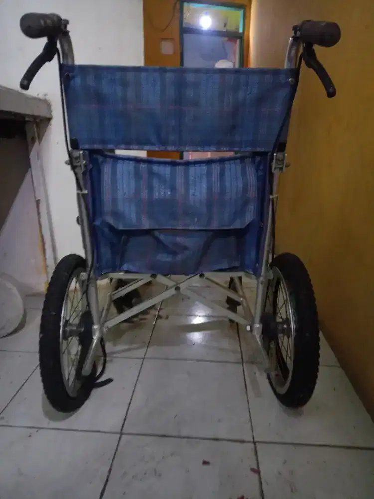 Kursi roda kesehatan