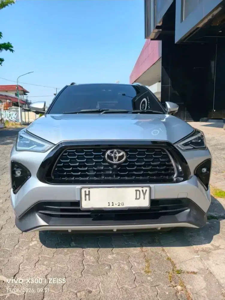 Toyota Yaris Cross SHEV Two tone Silver black 11 2023