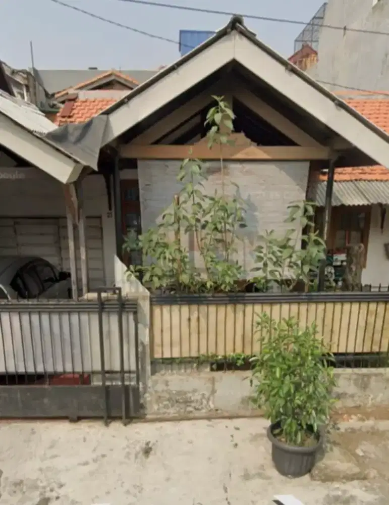 Rumah dijual lantai 1 1/2 tingkat letak strategis,