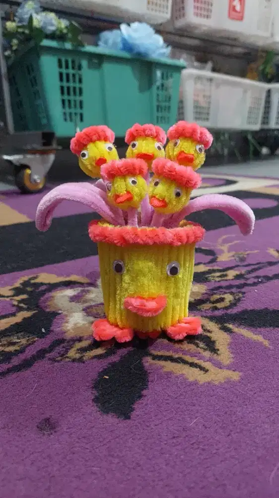 Hiasan meja dari kawat bulu