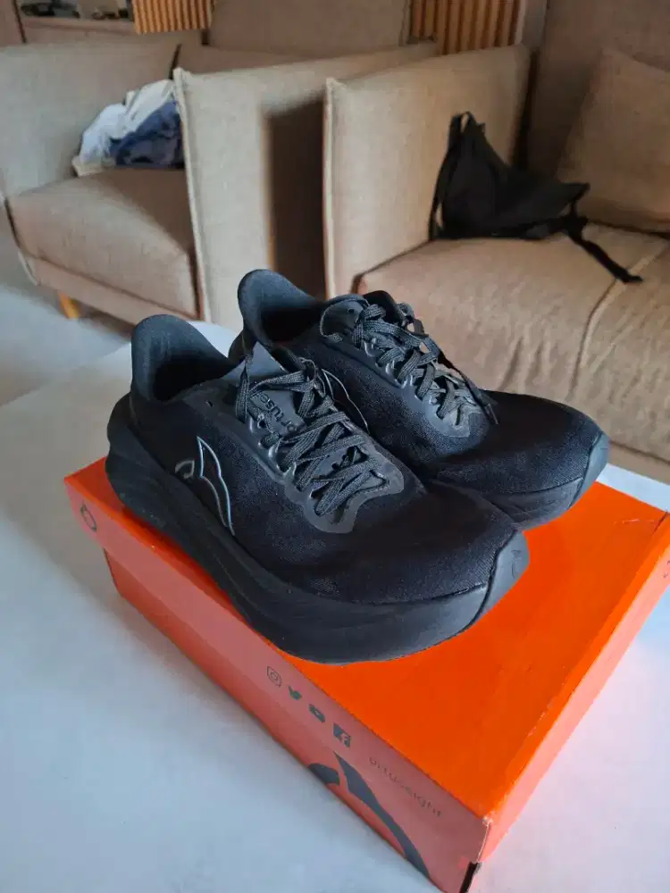 Sepatu Running Ortuseight Size 42