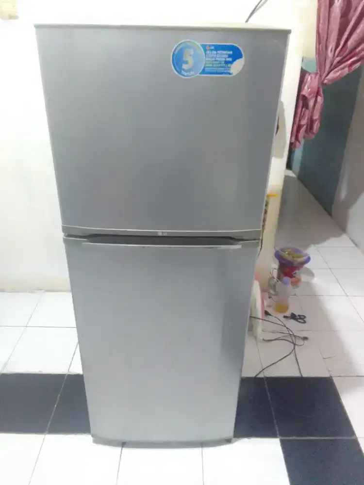 Kulkas 2 pintu merk LG di jaminsh orsinil
