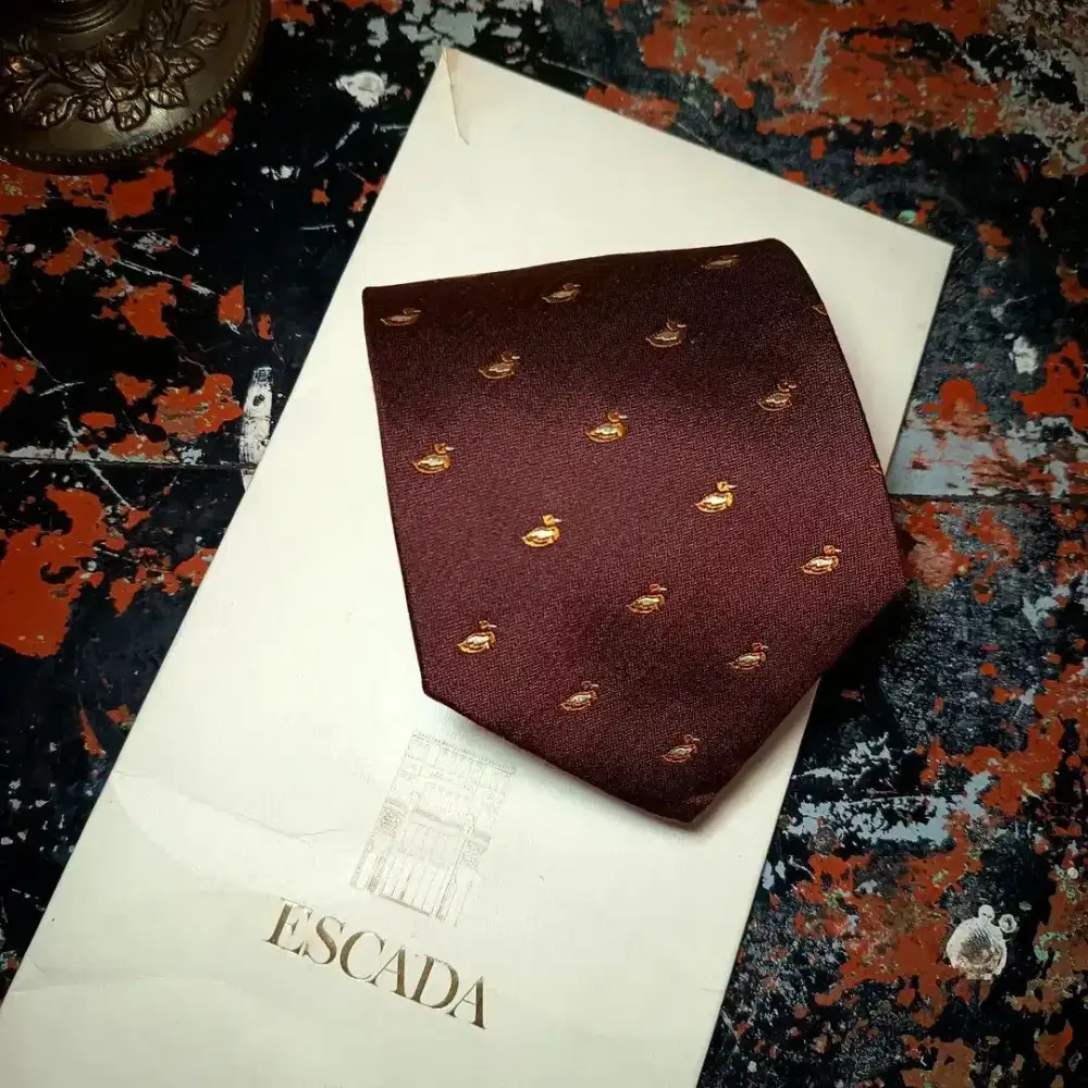Dasi vintage NEW OLD STOCK -Vintage Escada - Silk Burgundy Duck Tie .