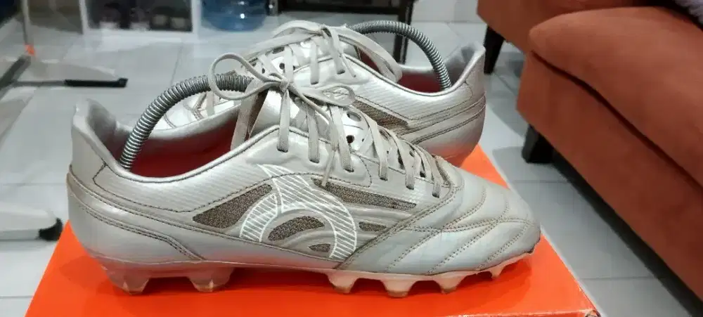 Sepatu bola ortuseight