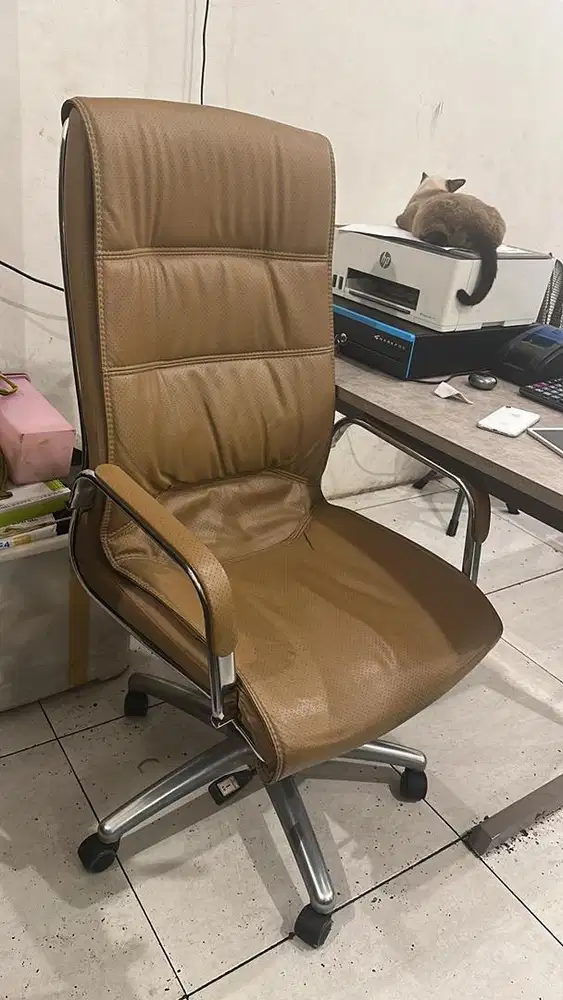 Meja dan kursi kantor informa