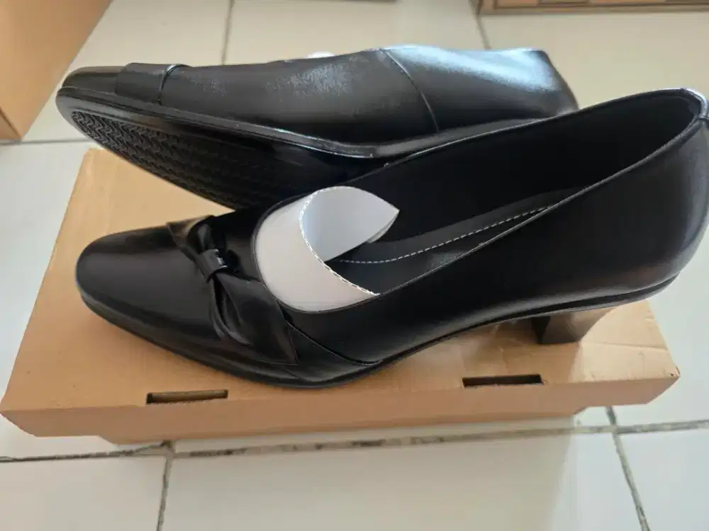 Jual Sepatu Kondisi baru jumlah 3 pasang