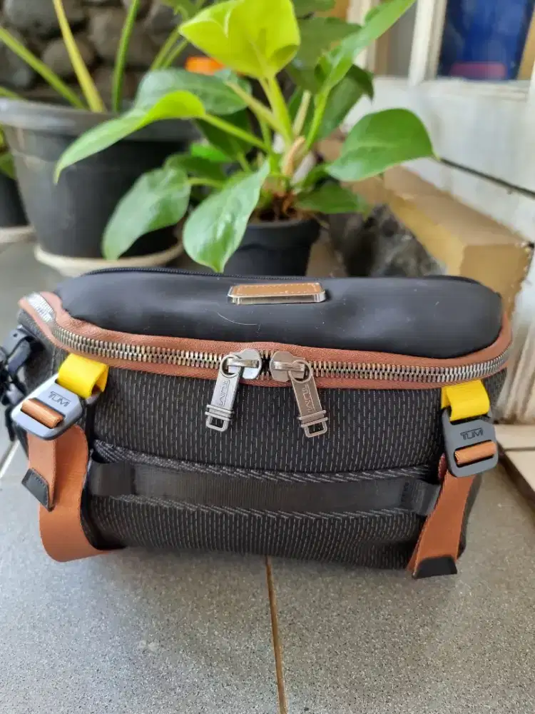 Tas slempang dada brand TUMI