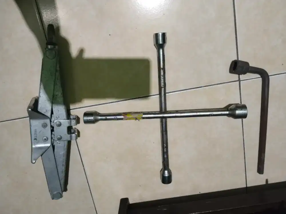 Kunci perkakas mobil