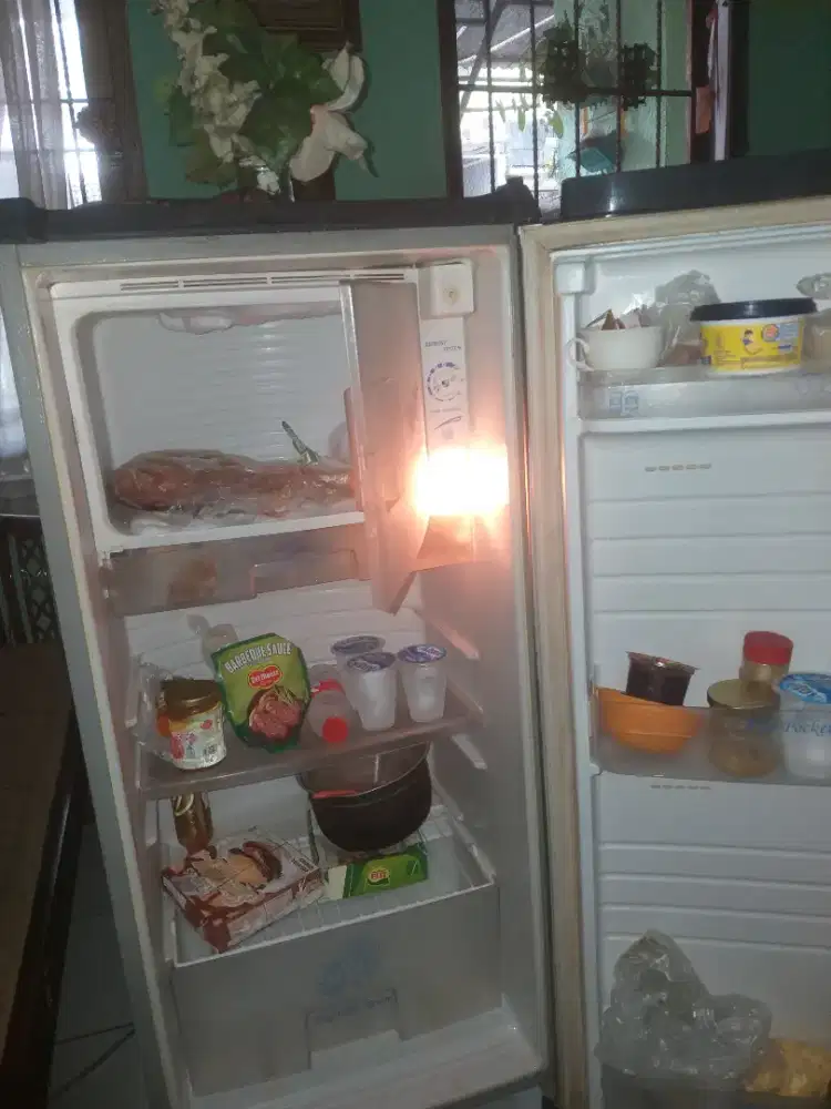 Kulkas 1 pntu sgt normal dngin beku free lalamove dkt