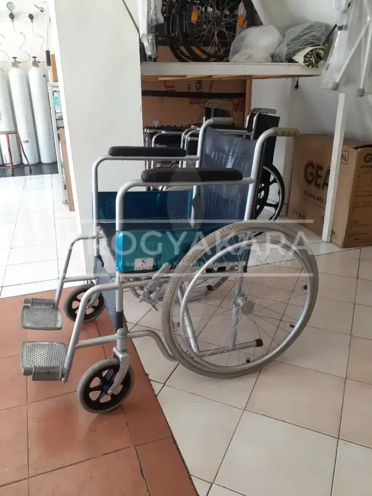 Kursi roda standart bekas