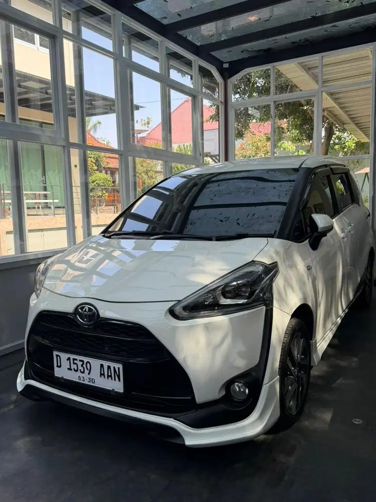 Toyota sienta Q at 2017 putih km 68rb