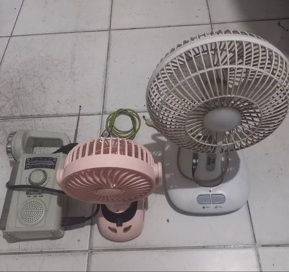 Ada 2 Emergency lamp Radio dan Kipas Angin serta Kipas Angin Jepit,NET