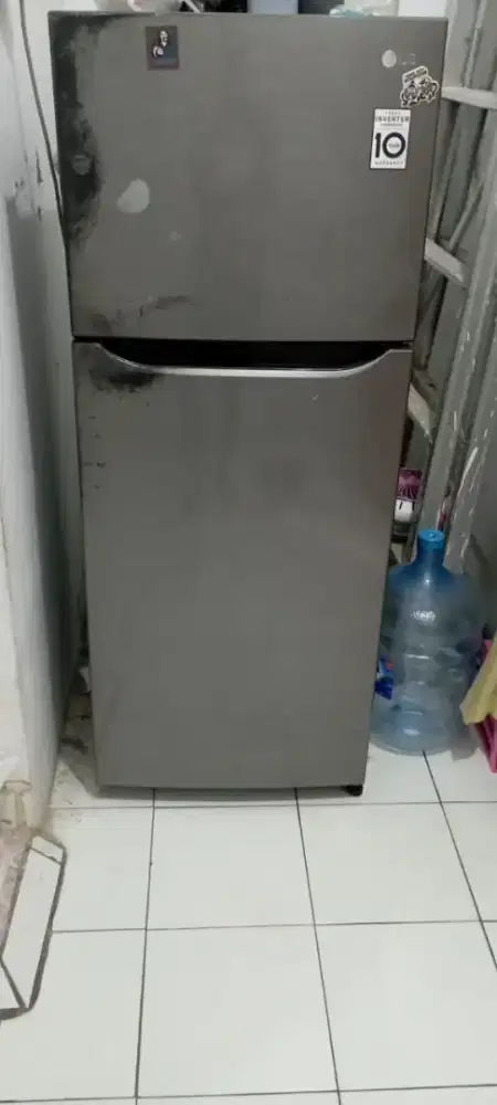 Kulkas 2 pintu merek LG inverter